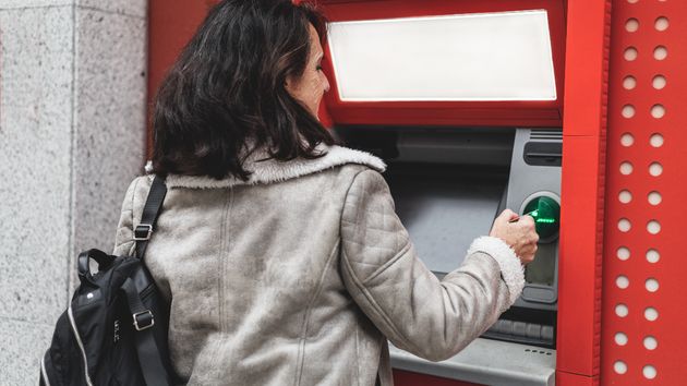 Los cajeros automáticos y TPV de bancos funcionan con normalidad tras el apagón eléctrico