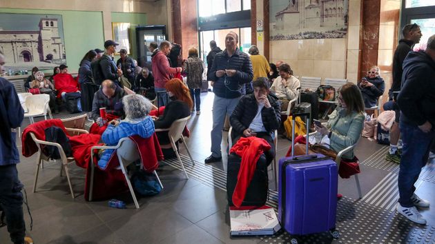 Los pasajeros de trenes y aviones podrán reclamar los gastos de comida y alojamiento provocados por las cancelaciones derivadas del apagón