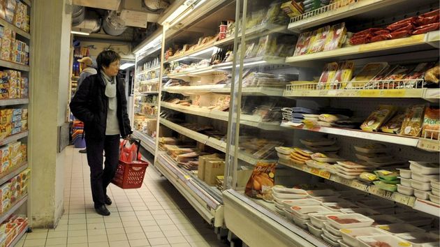 Un conocido supermercado multa con 43 euros a los clientes que usen el aparcamiento gratis de este modo