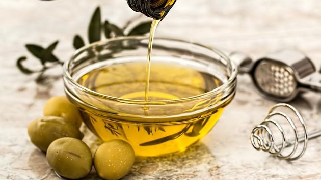 Las mejores claves para ahorrar aceite de oliva en la cocina
