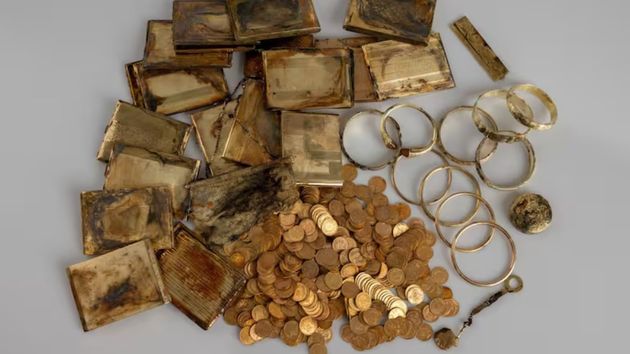 Salen de excursión por la montaña y encuentran un cofre lleno de monedas de oro de hace un siglo valorado en 330.000 euros