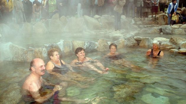 Las mejores aguas termales medicinales para jubilados gratuitas según ChatGPT: no tendrán que gastar su pensión
