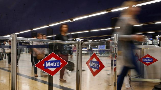 La multan con 150 euros por llevar una planta a una estación de metro: “solo estaba en el pasillo”