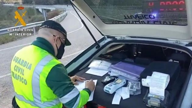 Fin a las multas por consumir drogas dentro del coche: Interior ordena no sancionar si el coche está aparcado