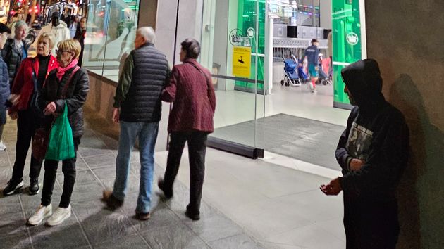 Qué dice la psicología de las personas que dan dinero a los necesitados que están en la puerta de los supermercados
