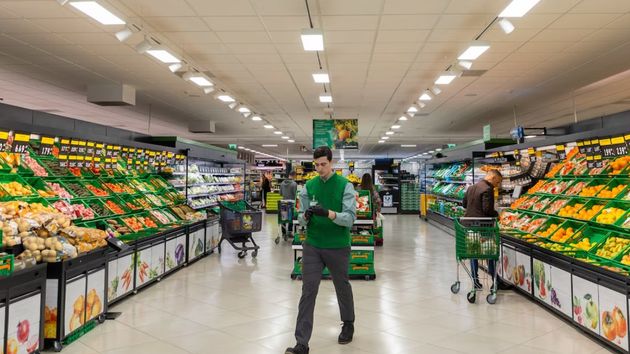 Un repartidor de Mercadona pide jornada reducida para cuidar a sus hijos y lo despiden por “ineptitud” al no poder levantar peso: es nulo por discriminación