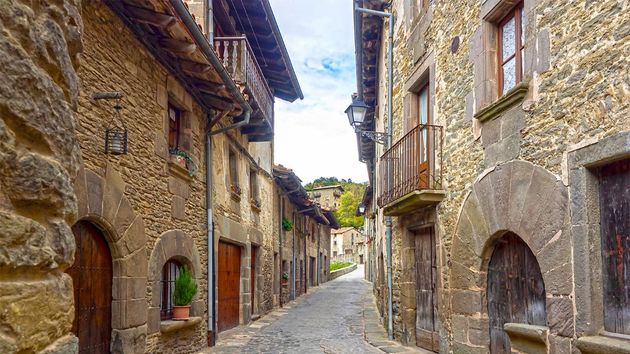 Ni Sitges ni Cadaqués: el pueblo de Barcelona que es una joya medieval con castillo, puente colgante y un salto de agua de más de 100 metros