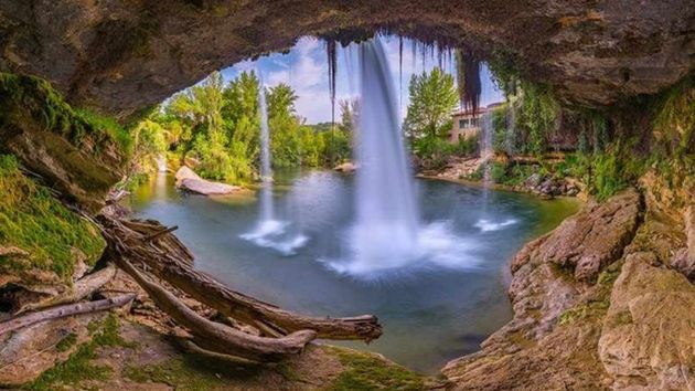 Se buscan vecinos para el pueblo con la cascada más impresionante de España: hay oficinas por 70 euros y trabajo bien remunerado