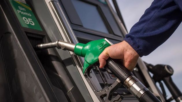 El precio de la gasolina baja y el diésel ya se vende a menos de 1 euro en estas gasolineras de España