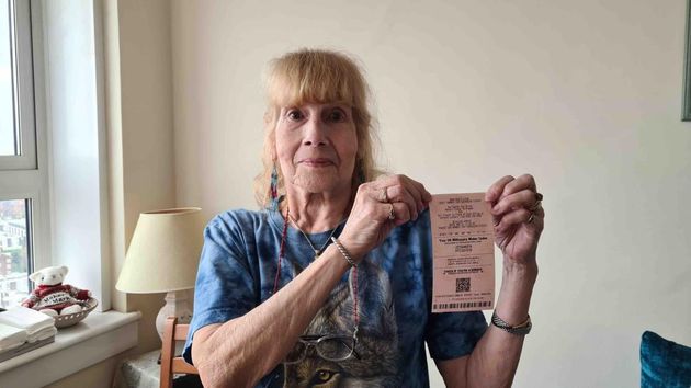 Una jubilada de 76 años gana 2,3 millones de euros en la lotería, pero no cobrará el premio por donar la chaqueta donde tenía el décimo guardado