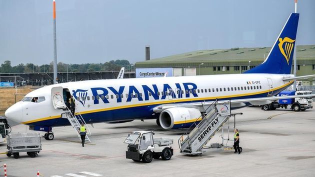 Las 7 aerolíneas que siguen cobrando ilegalmente por el equipaje de mano, según denuncian organizaciones europeas