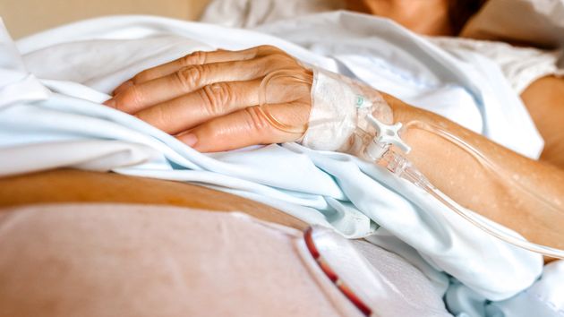 Un trabajador sufre un infarto en horario laboral mientras se cambiaba en el vestuario y la mutua dice que no es accidente laboral porque “no había fichado”