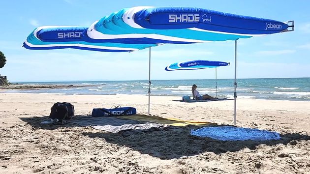 Adiós a la sombrilla de la playa: el increíble invento que da sombra, se instala fácil y caben cuatro personas