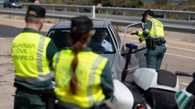 La Guardia Civil avisa para tener cuidado con el mal uso de las viseras parasol del coche