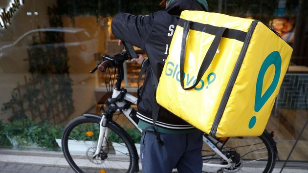 "Tengo que entregar 20 pedidos al día": la complicada situación laboral de los 'riders' a domicilio