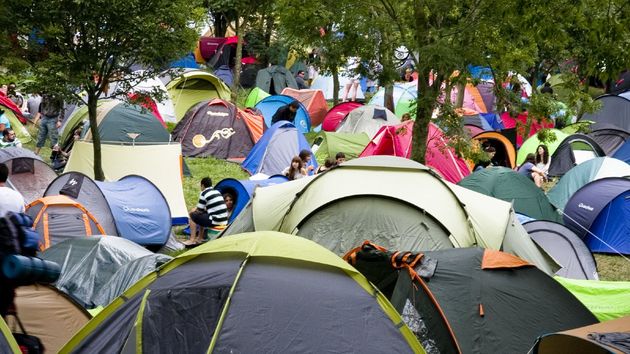 Esta conocida tienda de deporte promete un 'reembolso total' a aquellos que devuelvan las tiendas de campaña usadas en festivales