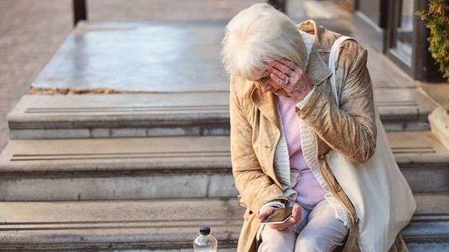 Una mujer de 86 años pierde 900 euros de su pensión: un desconocido le pinchó las ruedas del coche y robó su tarjeta de crédito