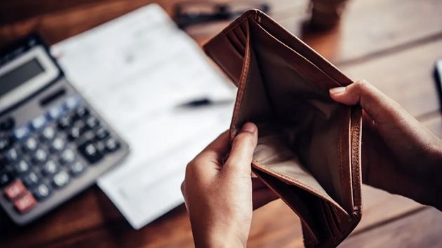 Ni 1.000 ni tampoco 500 euros: Con qué ingresos se considera que una persona es pobre en España