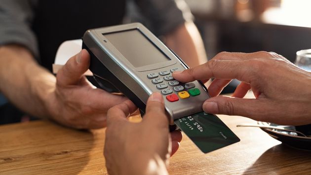 Una mujer hace una compra de 22 euros con una tarjeta equivocada y acaba multada con 6.000 euros