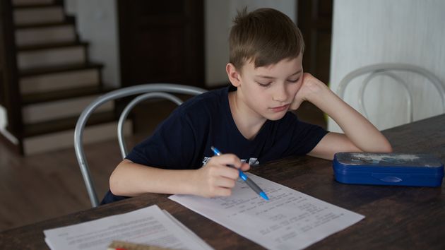Esta es la edad a la que un niño puede hacer los deberes solo, según los psicólogos
