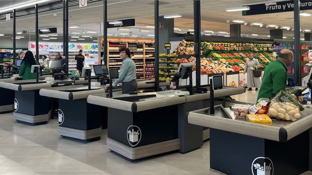 Una empleada de Mercadona es despedida en Valencia por atender en valenciano: “Ha sido una discriminación evidente”
