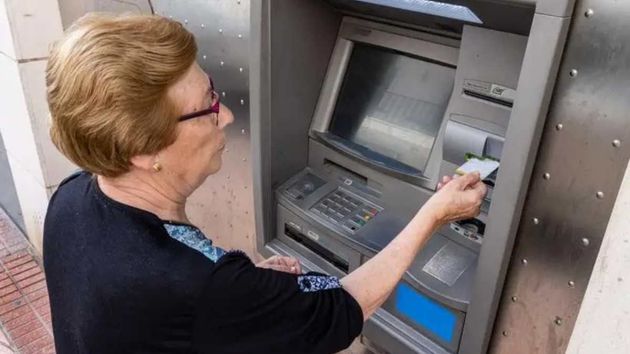 Cuándo se cobra la paga extra y la pensión en junio de 2025: fechas de CaixaBank, BBVA, Santander, ING y otros bancos