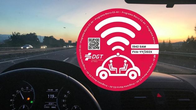 La DGT lanza su nueva etiqueta roja: sirve para identificar a unos coches muy especiales