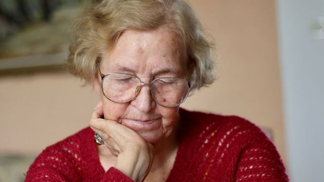 Una jubilada de 68 años tiene que volver a trabajar como cajera en un supermercado: "me equivoqué y lo estoy pagando ahora"