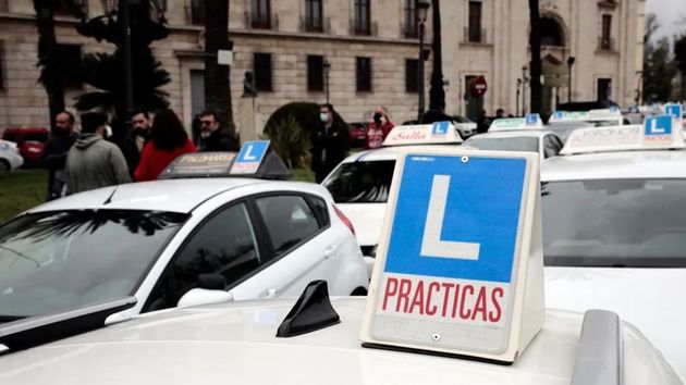 “Aprobé el teórico en marzo y sigo sin hacer prácticas”: el atasco para sacarse el carnet de conducir afecta ya a 300.000 personas