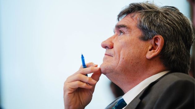 Escrivá estalla contra la OPA de BBVA a Sabadell: “un año es demasiado tiempo para que dos bancos pierdan el foco”
