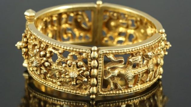 Hereda una pulsera de oro de su abuela, va a venderla pensando que vale millones y sale desconcertado de la joyería