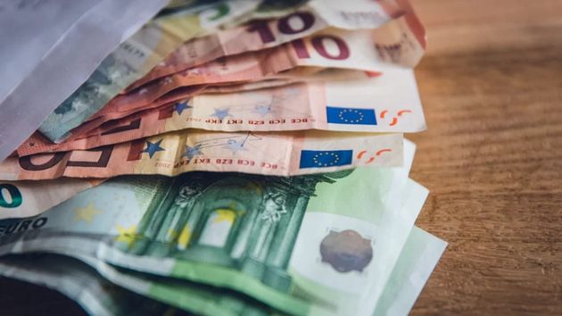 Los españoles se endeudan para irse de vacaciones: cómo los préstamos para viajes pueden arruinarnos