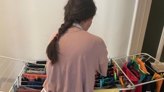 Una empleada de hogar sin contrato ni alta en la Seguridad Social es despedida y consigue más de 4.000 euros por las horas trabajadas de más