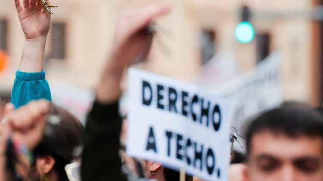 Barcelona, una de las 3 ciudades españolas donde más se trabaja solo para pagar el alquiler o la hipoteca