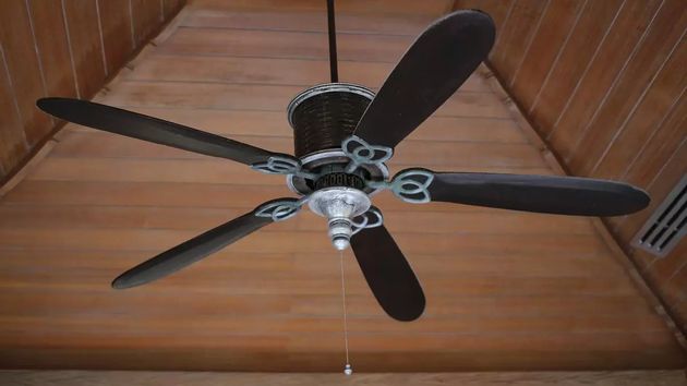 Nadie lo sabe, pero tu ventilador de techo tiene un 'modo de verano' para aliviarte aún más en las olas de calor