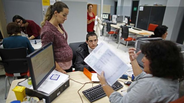 Un grupo de funcionarios propone un sistema controlado por Inteligencia Artificial para integrar a 600.000 madrileños "excluidos" de la Administración