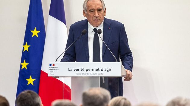 Francia quiere congelar pensiones, suprimir festivos y recortar prestaciones para tapar un agujero fiscal de 40.000 millones de euros