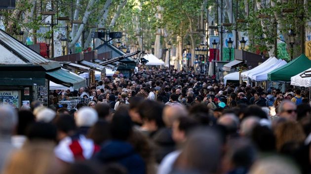 Francia propone eliminar dos festivos para aumentar la productividad: ¿puede copiarle España? 