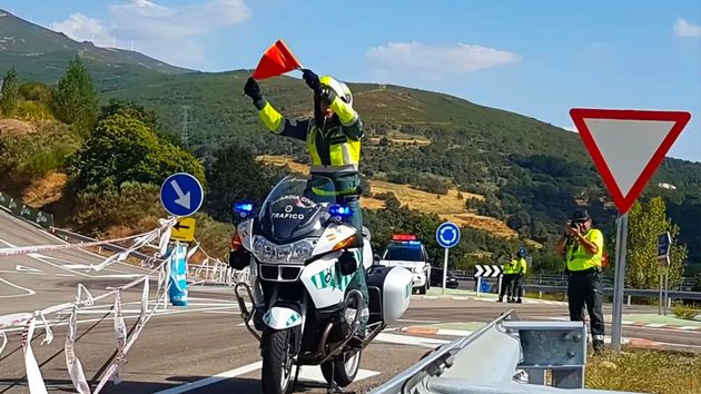 Qué pasa si un agente de la Guardia Civil de Tráfico te saca bandera roja