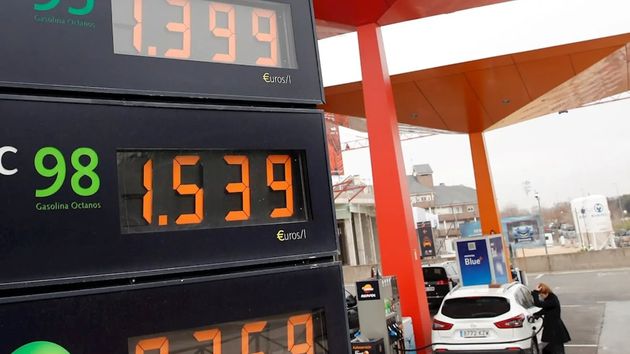 El precio de la gasolina baja a 1,491 euros y el diésel sube a 1,424 euros: estas son las gasolineras más baratas de España
