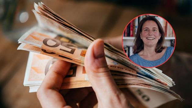 Natalia de Santiago, experta en finanzas: "Si tienes 1.000 euros en el banco, en un año perderá 30 y dentro de 20 años van ..."