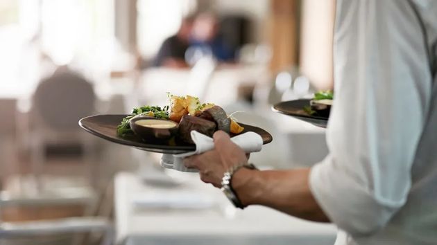 La hostelería española busca soluciones a la falta de personal en verano y ofrece contratos con "todo incluido"