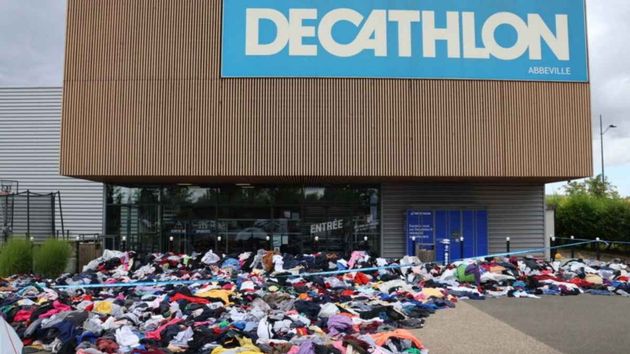 Decathlon, Kiabi… ¿por qué se están tirando toneladas de ropa usada delante de sus tiendas?