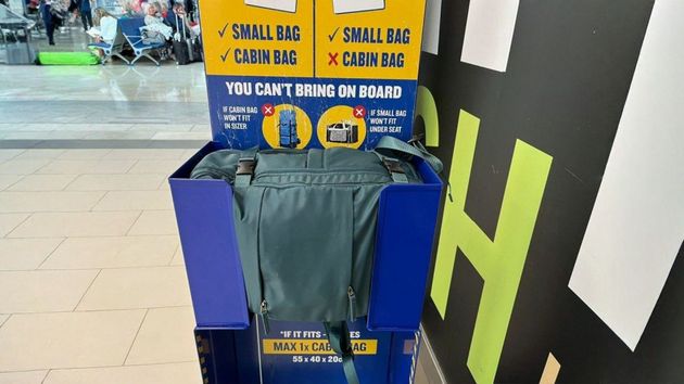 Ryanair confiesa que paga un plus a los empleados que pillen a pasajeros con maletas de cabina más grandes de lo permitido