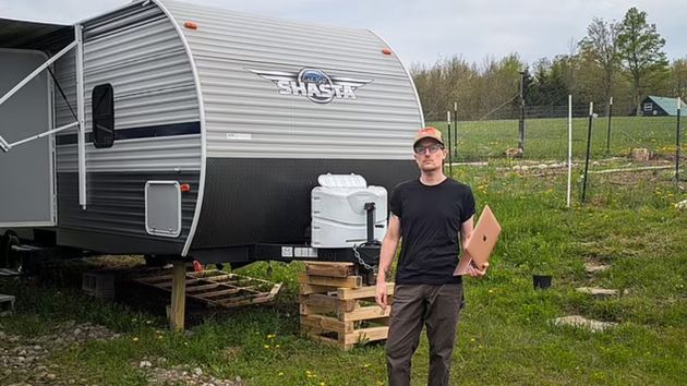 Un ingeniero de software, 42 años: “Pasé de ganar 150.000 dólares a vivir en una caravana por culpa de la IA”