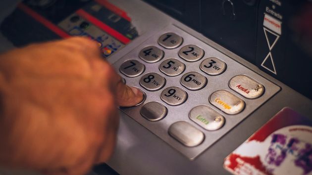 El Banco de España alerta sobre qué hacer si un cajero automático retiene billetes al ingresar dinero