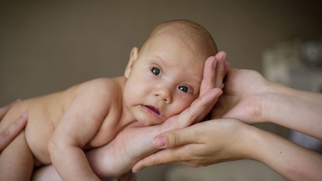 Permiso parental para padres y madres: quién puede acceder, qué cambia, cuándo entra en vigor y cómo solicitarlo