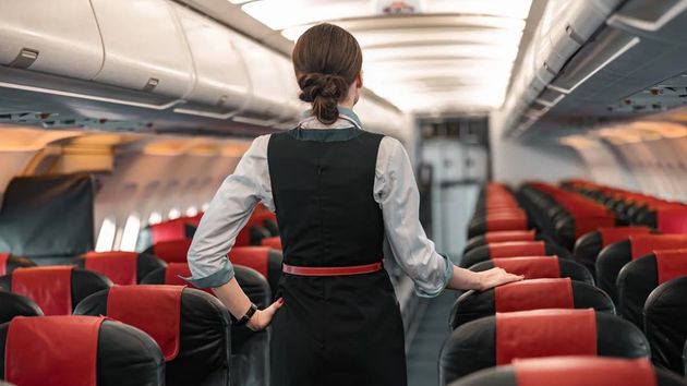 Cuánto cobra una azafata de avión en España: este es el sueldo en Ryanair, Vueling o Iberia