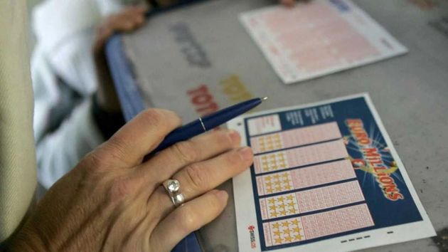 Un hombre encuentra un billete de Euromillones premiado con 1,2 millones de euros en su coche mientras buscaba una bolsa de patatas fritas