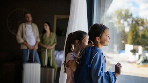 Una mujer de 40 años invita a su hermana a unas vacaciones y al llegar al destino es tajante: "estás aquí para cuidar a los niños mientras mi marido y yo reconectamos"